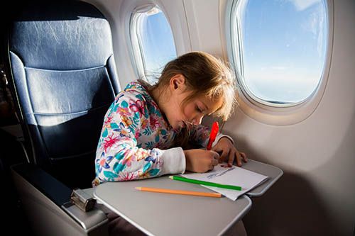 Occuper enfant dans l'avion